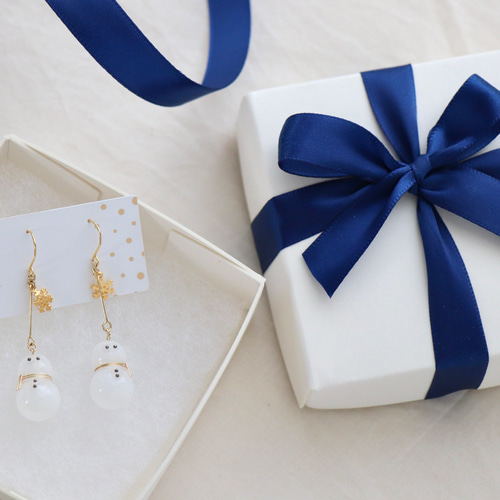 雪だるまと雪の結晶の揺れるピアス・イヤリング Snowman ピアス