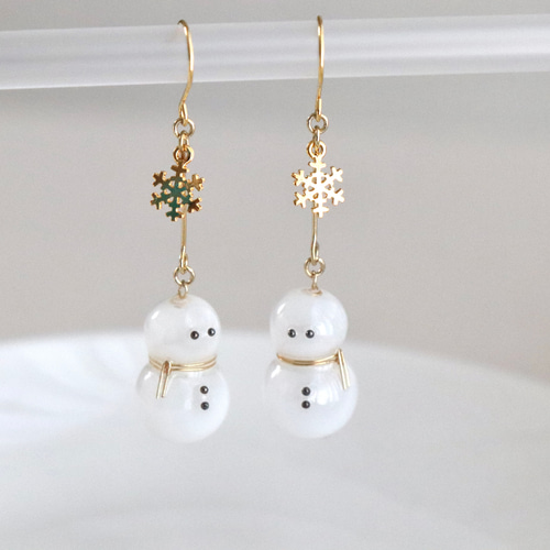 雪だるまと雪の結晶の揺れるピアス・イヤリング Snowman ピアス