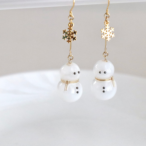 雪だるまと雪の結晶の揺れるピアス・イヤリング Snowman ピアス