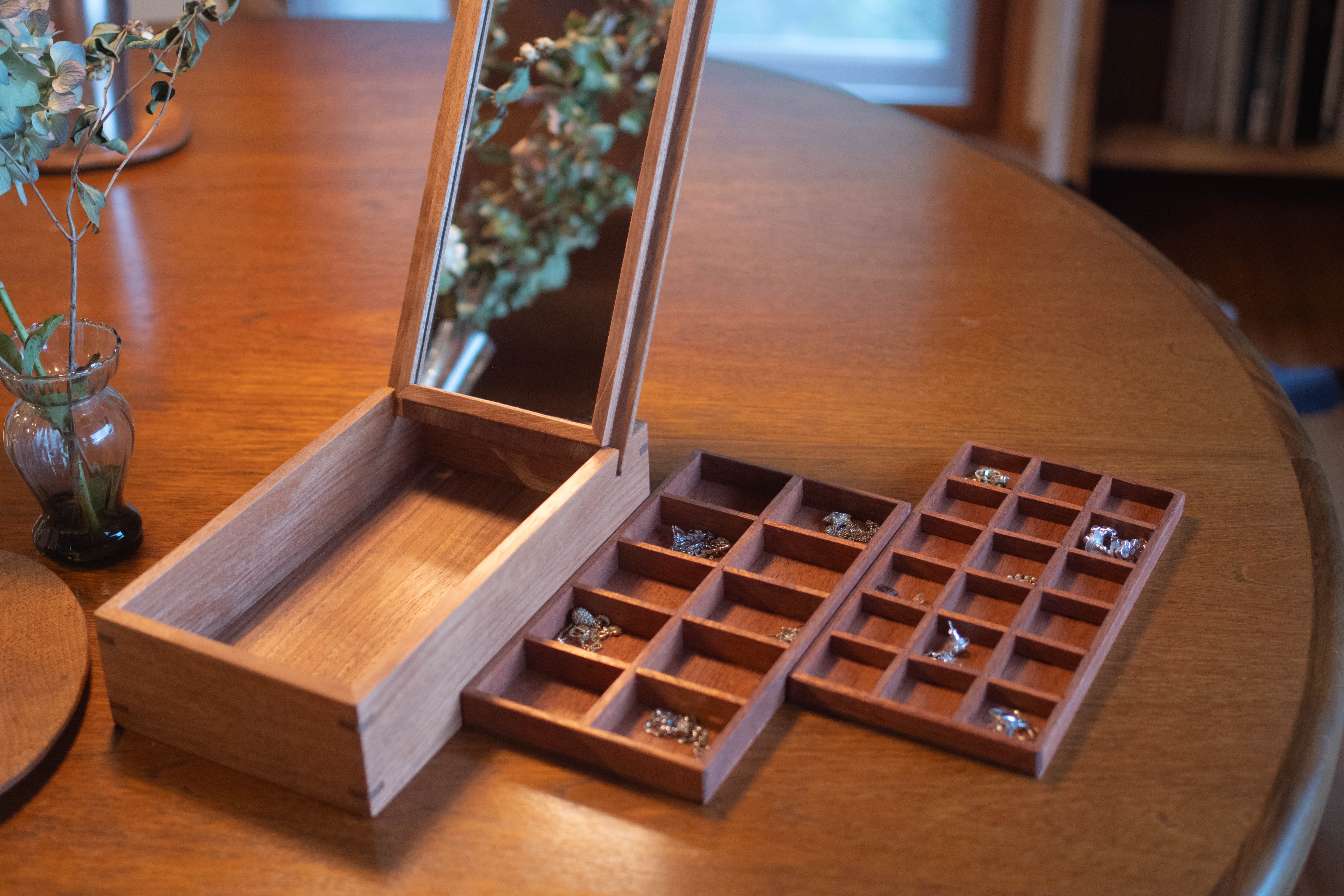 木の温もりのジュエリーボックス（くるみ） 木製ジュエリーボックス アクセサリー収納 くるみ 無垢材 マホガニー 鏡付き