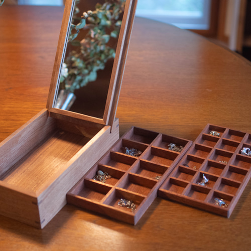 木の温もりのジュエリーボックス（くるみ） 木製ジュエリーボックス