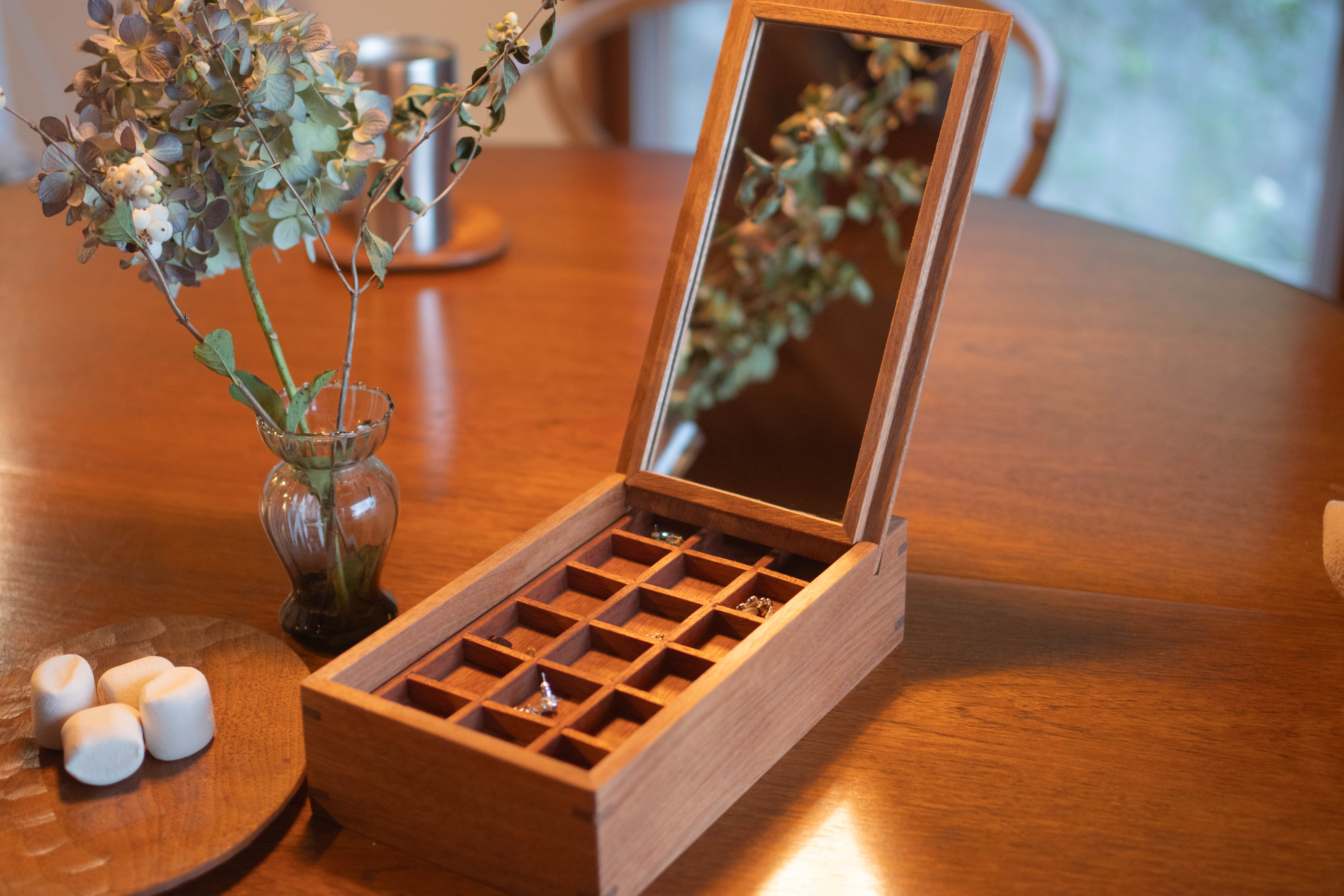 木の温もりのジュエリーボックス（くるみ） 木製ジュエリーボックス アクセサリー収納 くるみ 無垢材 マホガニー 鏡付き