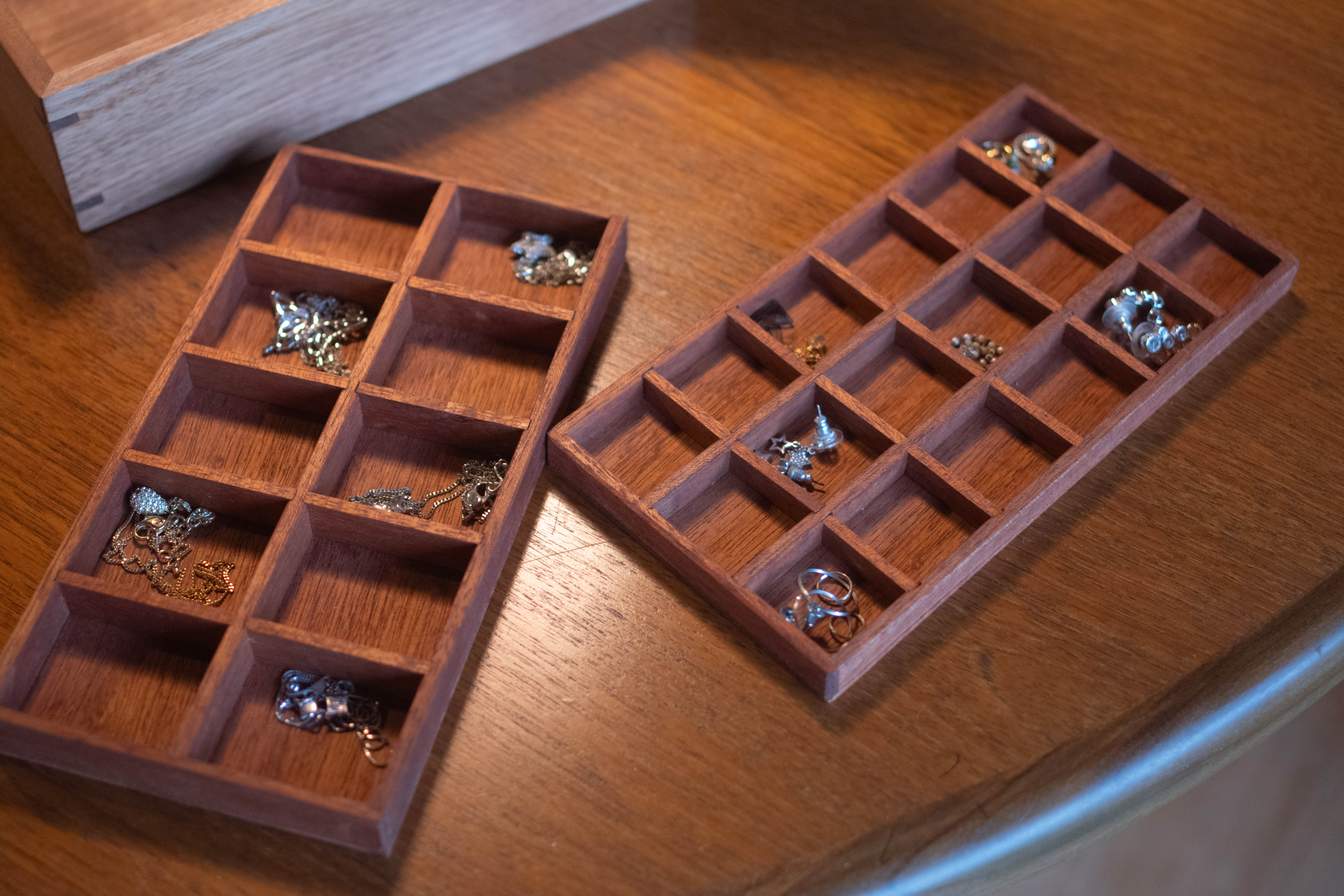 木の温もりのジュエリーボックス（くるみ） 木製ジュエリーボックス アクセサリー収納 くるみ 無垢材 マホガニー 鏡付き