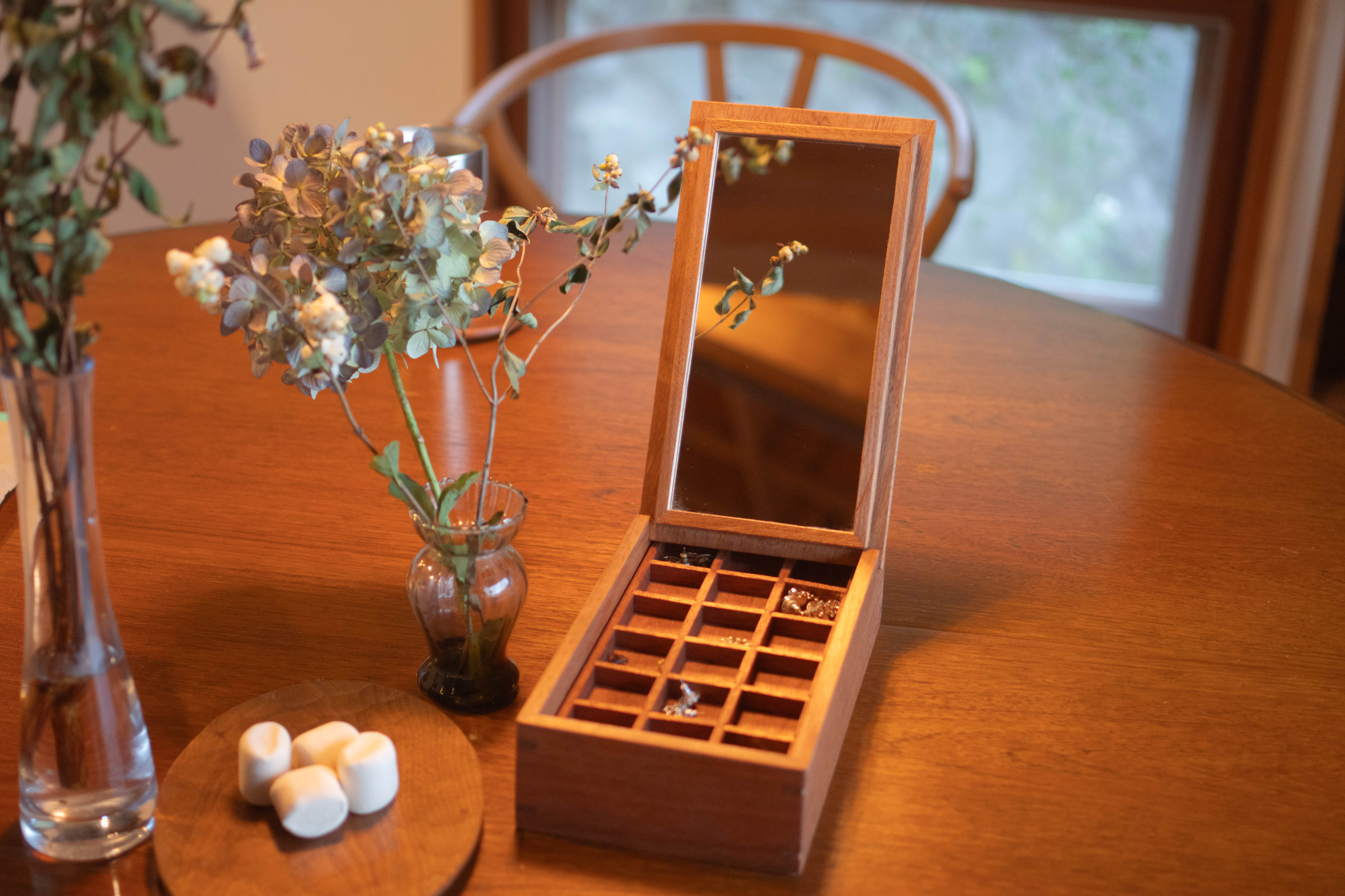 木の温もりのジュエリーボックス（くるみ） 木製ジュエリーボックス アクセサリー収納 くるみ 無垢材 マホガニー 鏡付き