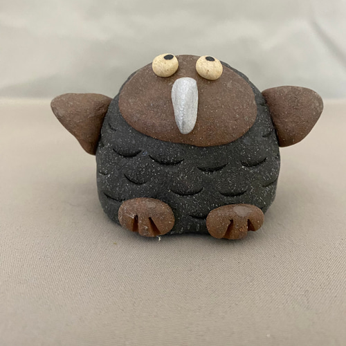 ふくろう置物　手作り　座布団付き 金色のフクロウの置物 あかい座布団付き - メルカリ
