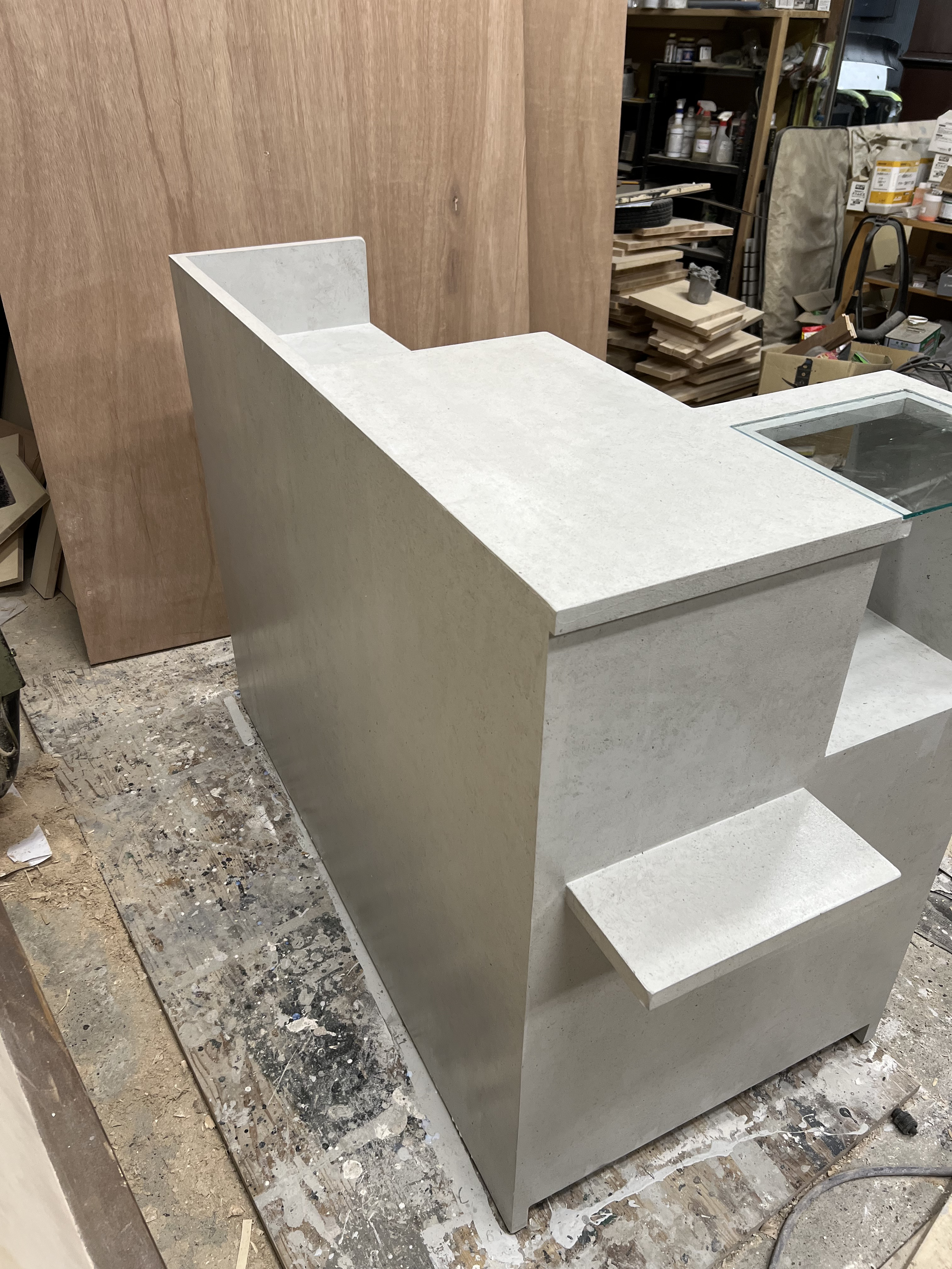 ガラスショーエース付き　石っぽいカウンター　レジカウンター　受付カウンター