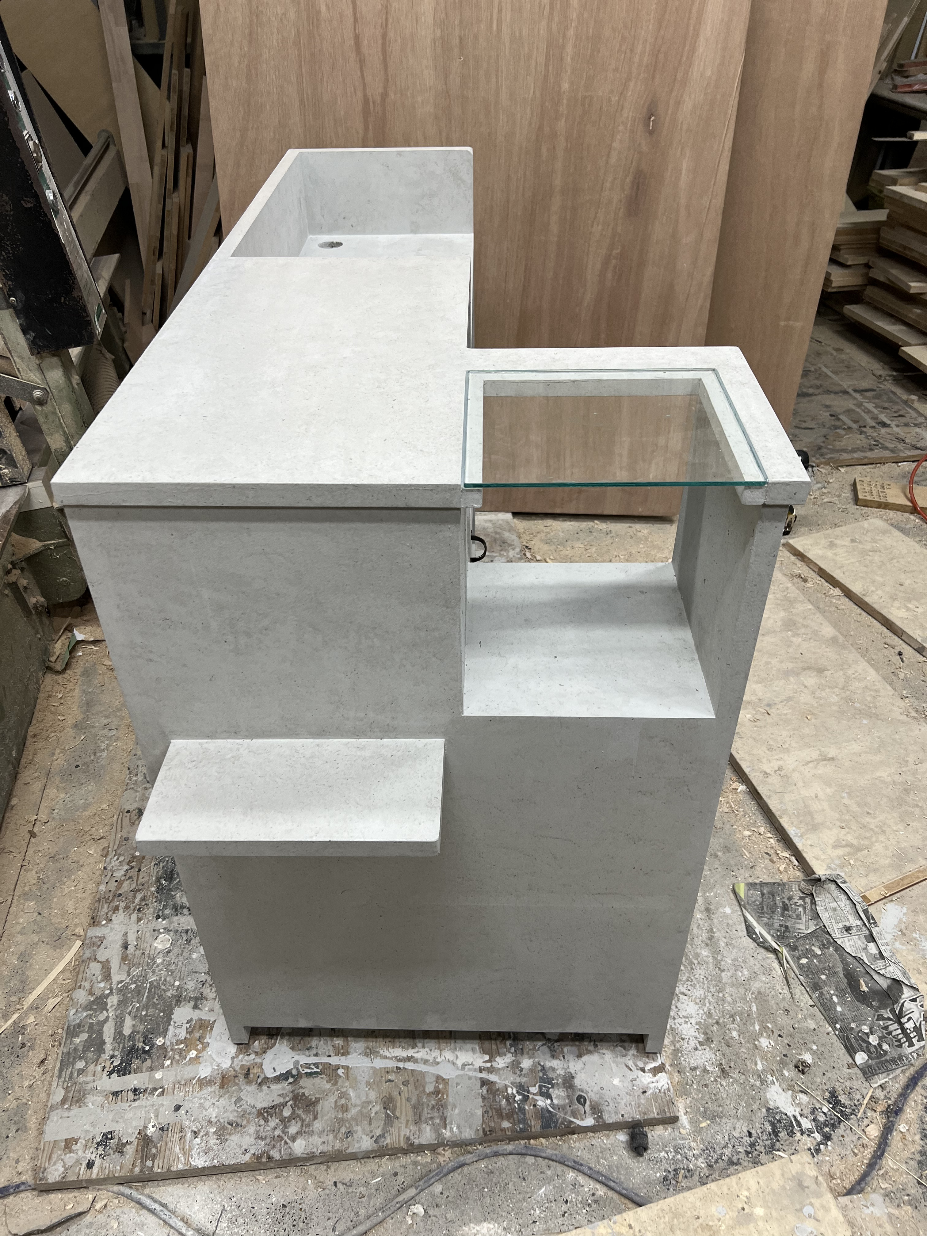 ガラスショーエース付き　石っぽいカウンター　レジカウンター　受付カウンター