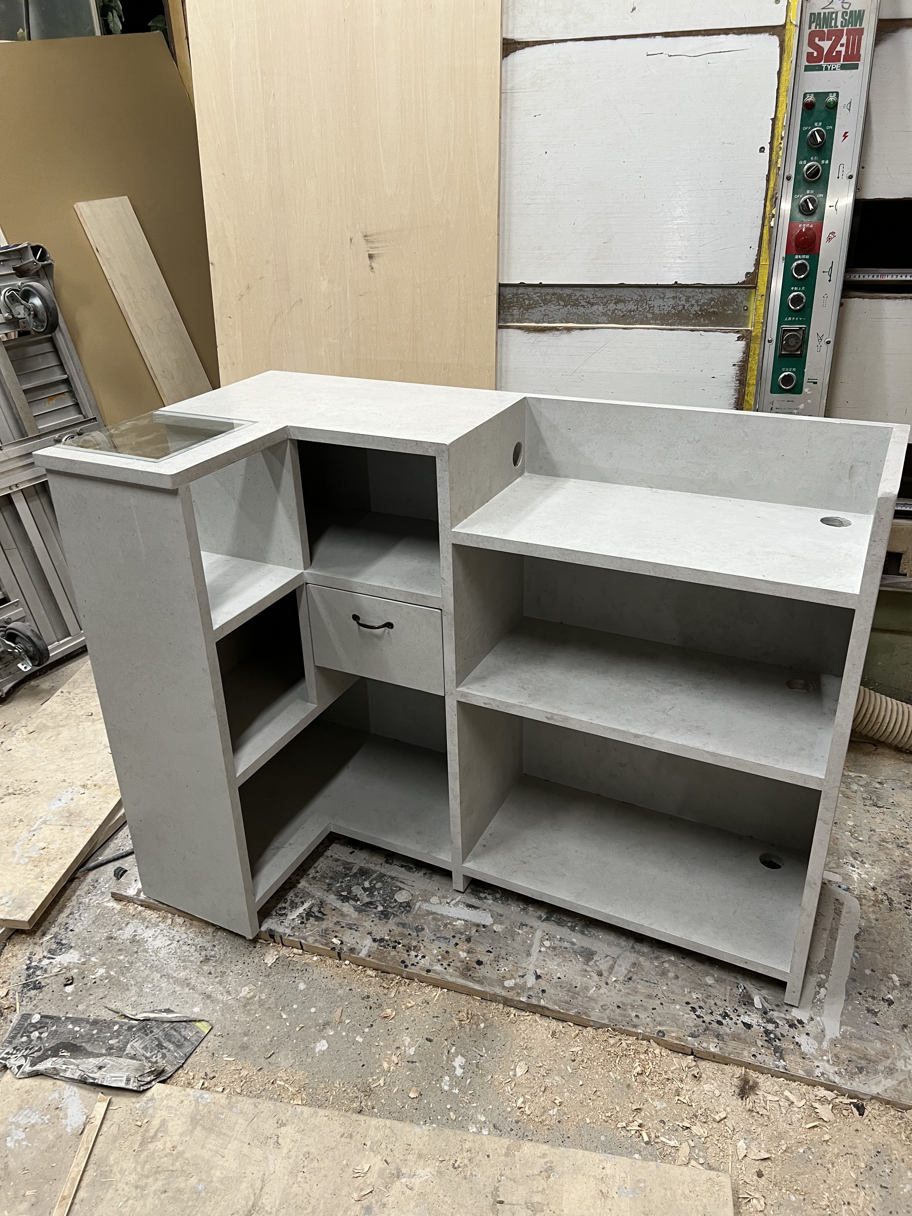 ガラスショーエース付き　石っぽいカウンター　レジカウンター　受付カウンター