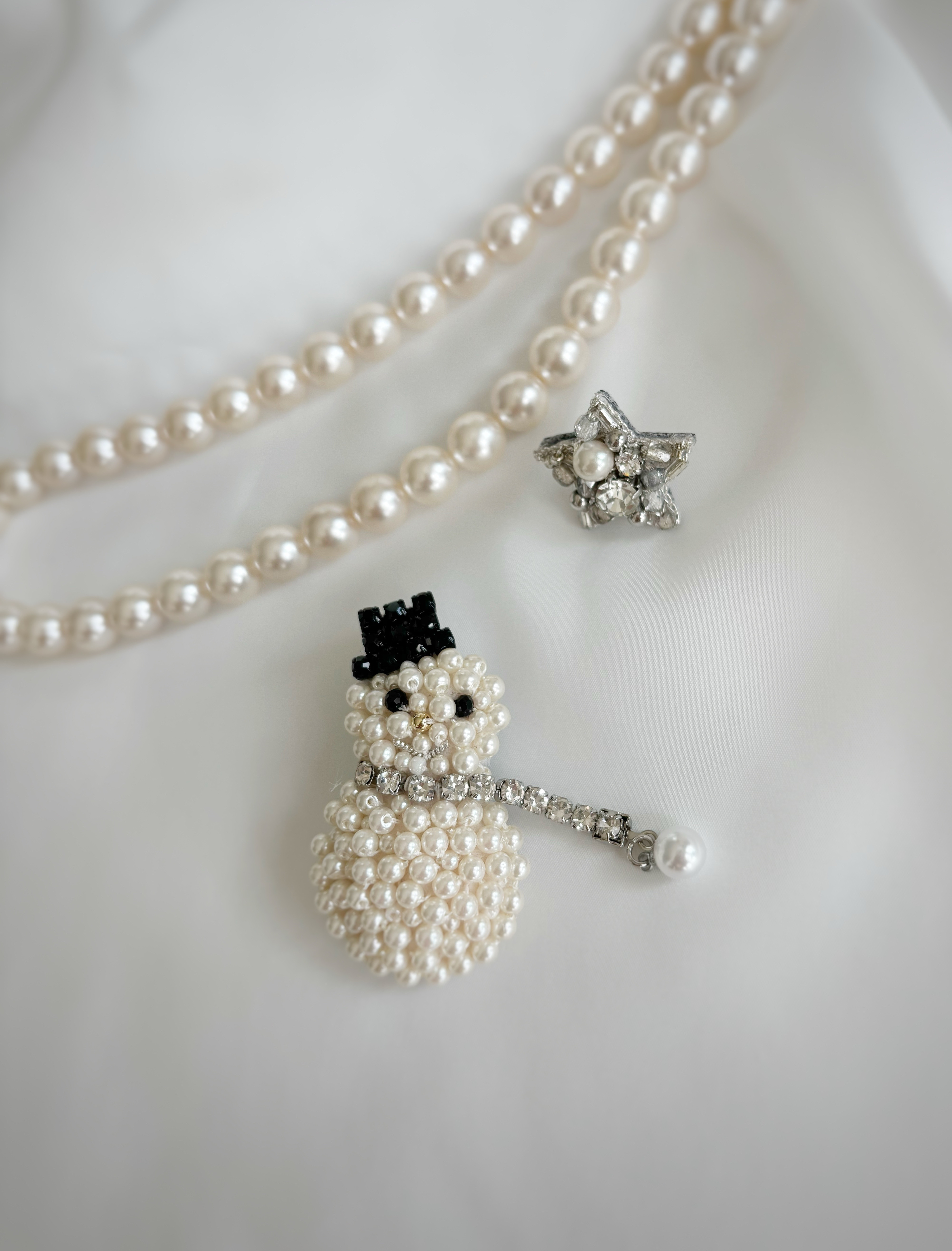 冬の装いを華やかに　雪だるまのブローチ