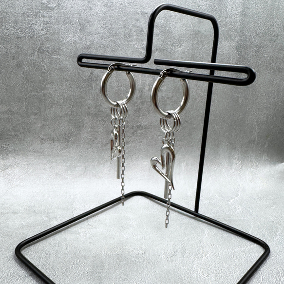 【パーツ取り外し可能】スタイリッシュなシルバーハートとシルバーフープのピアス　サージカルステンレス　かっこいい　モード 5枚目の画像