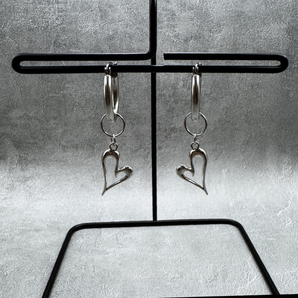 【パーツ取り外し可能】スタイリッシュなシルバーハートとシルバーフープのピアス　サージカルステンレス　かっこいい　モード 6枚目の画像