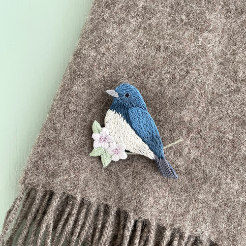オオルリの刺繍ブローチ＊小鳥＊ブルー ブローチ capriccio 通販