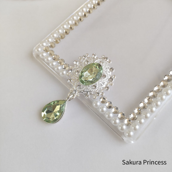 【推し活に♡】キラキラ揺れるビジュー×パールのデコレーションケース／ペリドット 2枚目の画像
