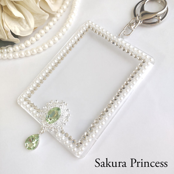 【推し活に♡】キラキラ揺れるビジュー×パールのデコレーションケース／ペリドット 1枚目の画像