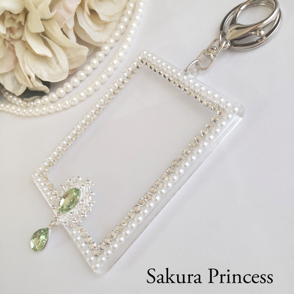 【推し活に♡】キラキラ揺れるビジュー×パールのデコレーションケース／ペリドット 3枚目の画像
