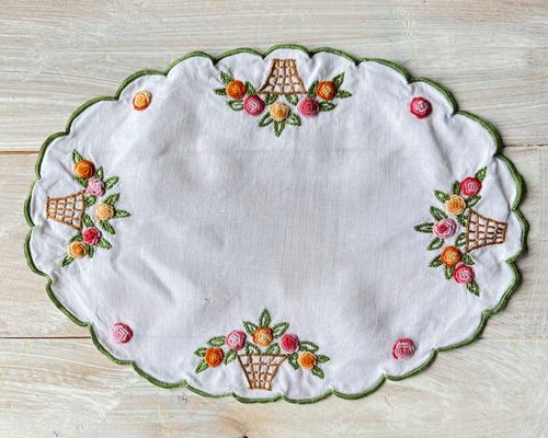 フランスアンティーク　ヴィンテージ*大きな花かご刺繍　ドイリー　かごカバー フランスアンティーク*ヴィンテージ*花かご刺繍*リネン花カゴ