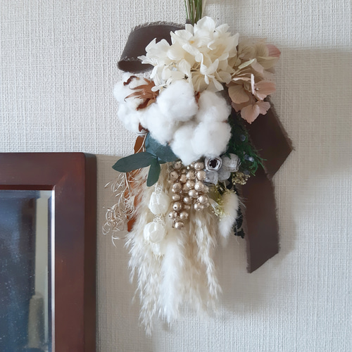 コニファーとホワイトの花のクリスマススワッグ＊ドライフラワー