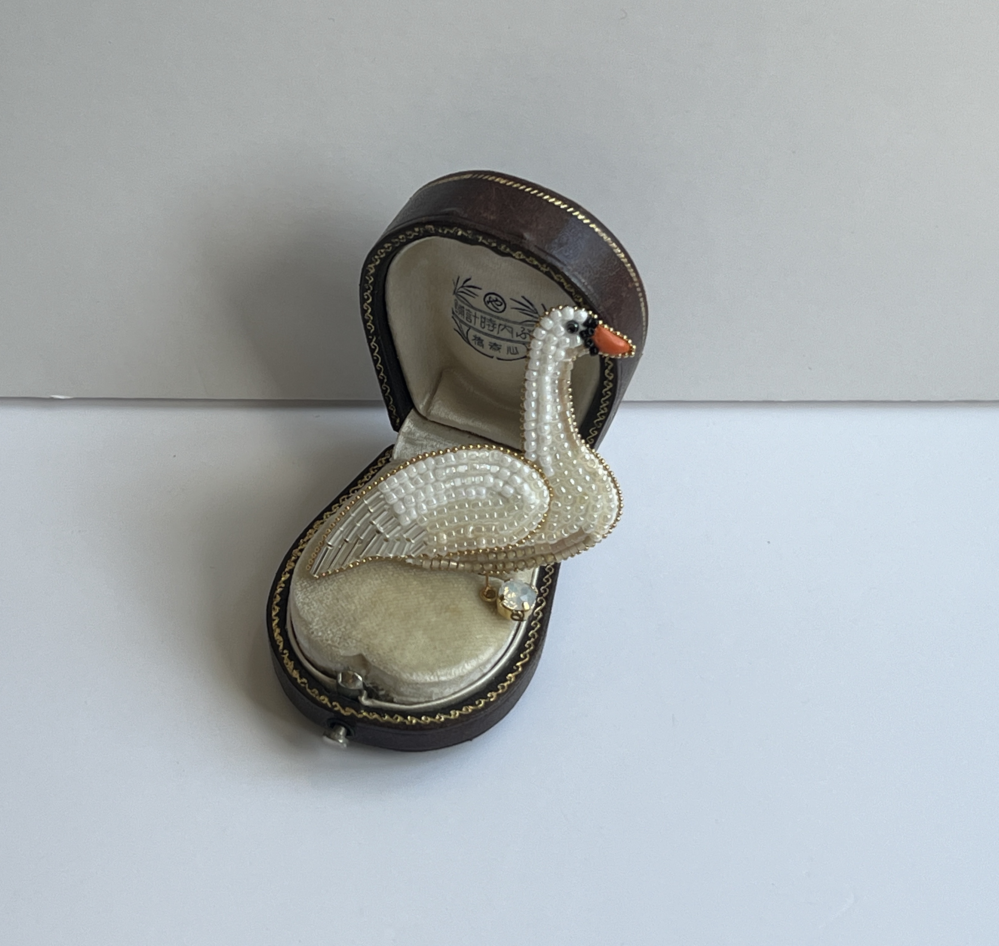 あなたを守る誕生鳥シリーズ　10月　白鳥　ブローチ