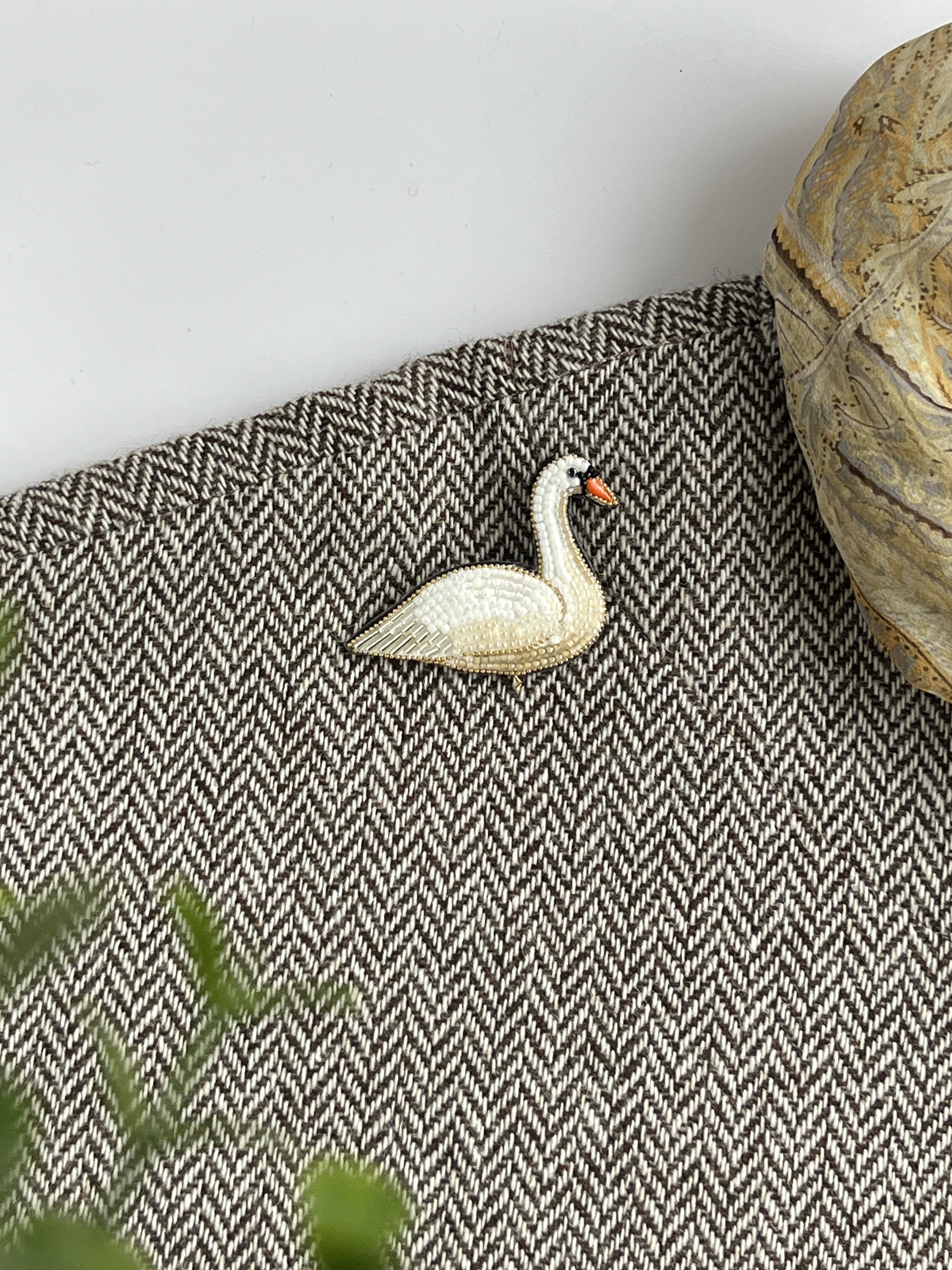 あなたを守る誕生鳥シリーズ　10月　白鳥　ブローチ