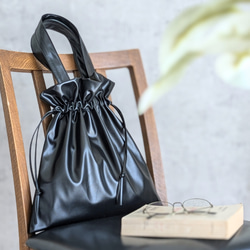 上品な艶で大人に馴染む 軽やかな大きめ巾着バッグ｜A4対応・中が