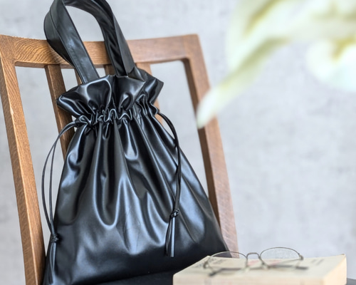 気取らず使える大人の上質大きめ巾着バッグ 雨でも使える軽量フェイク