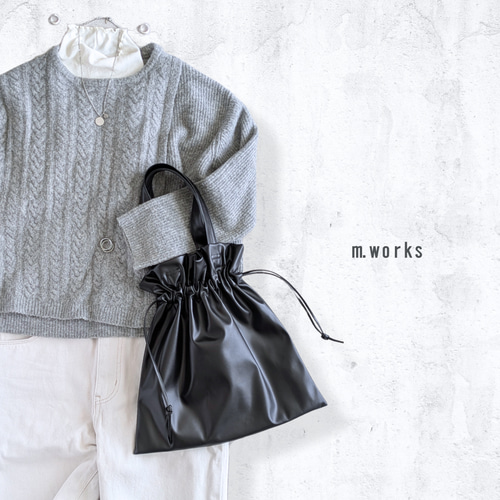 上品な艶で大人に馴染む 軽やかな大きめ巾着バッグ｜A4対応・中が