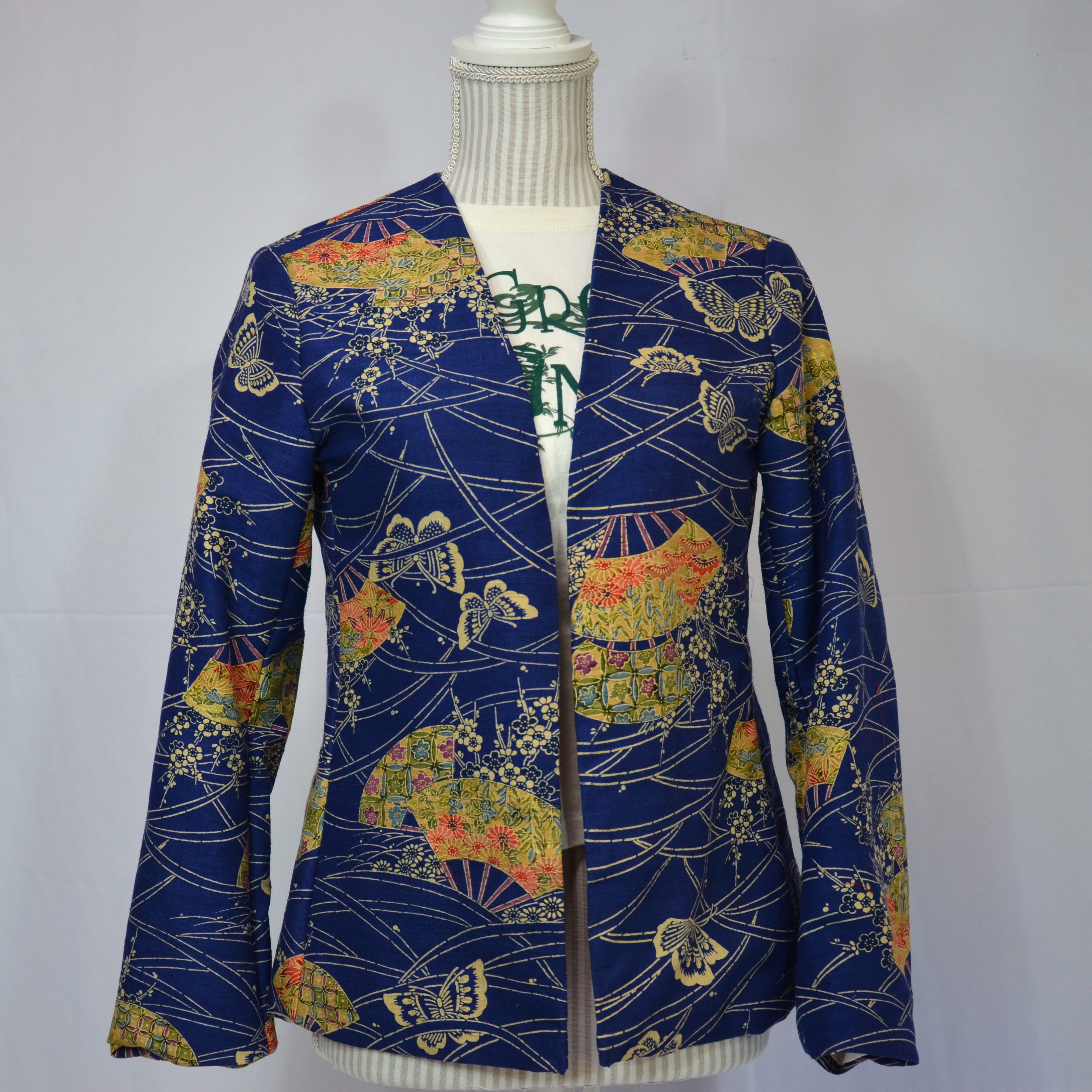 群青の原っぱに露草と麦藁色の扇がテイストフルな染め紬のジャケット