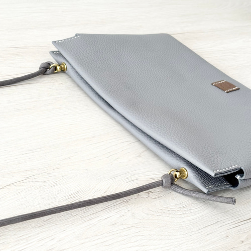 美品　イルビゾンテ　サコッシュ　グレー　レザー　本革 イタリアンレザーサコッシュ ライトグレー（在庫品・一点物