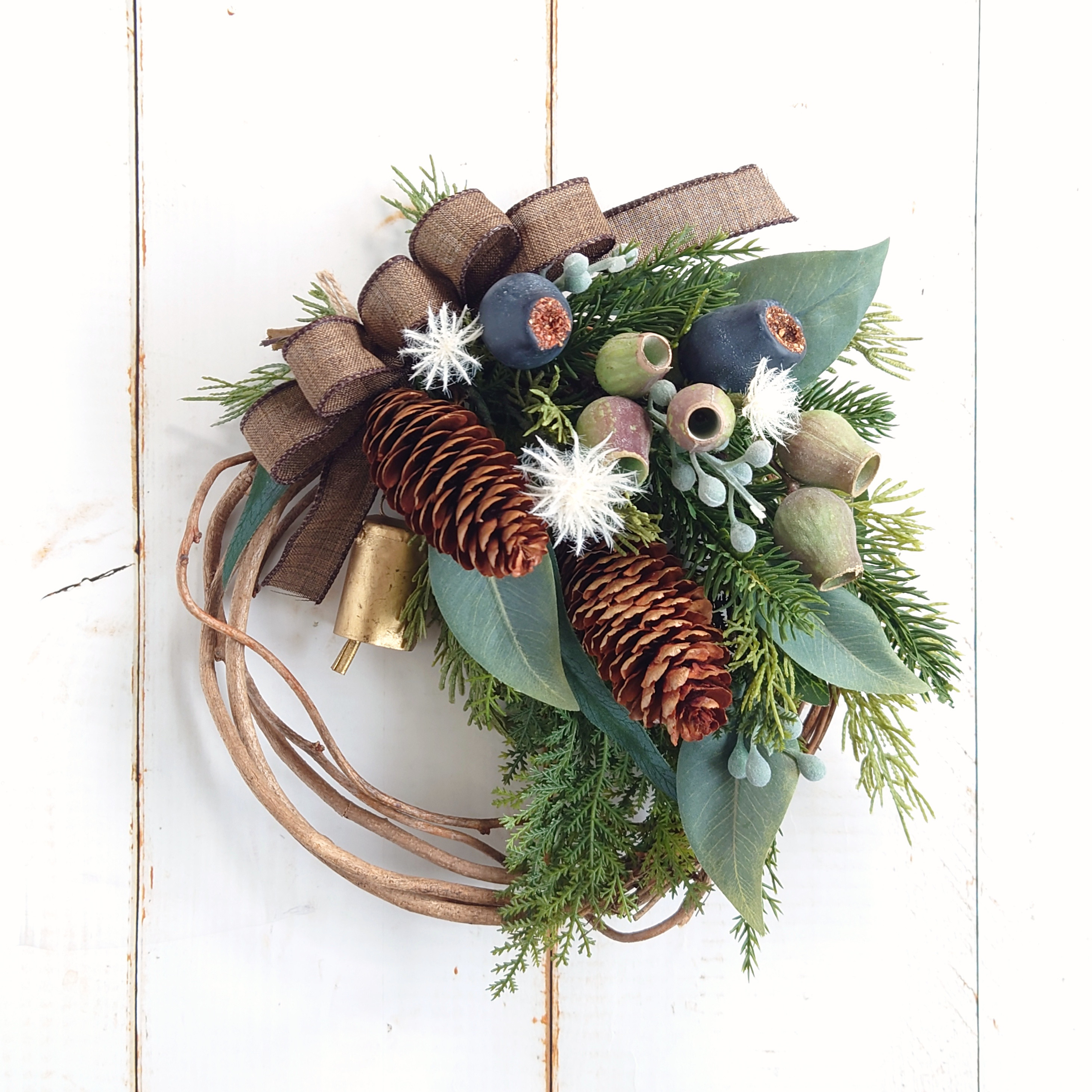 大特価ユーカリ、月桂樹、ダスティーミラーで動きあるきグリーンのリース〜40cm〜 大特価ユーカリ、月桂樹、ダスティーミラーで動きあるきグリーンの