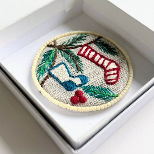 ビーズで飾ったクリスマスの刺繍ブローチ【christmas】#305