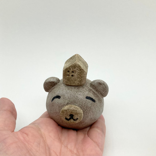 おうちクマのオブジェ 頭にお家をのせたかわいい熊さんの置物 陶器の