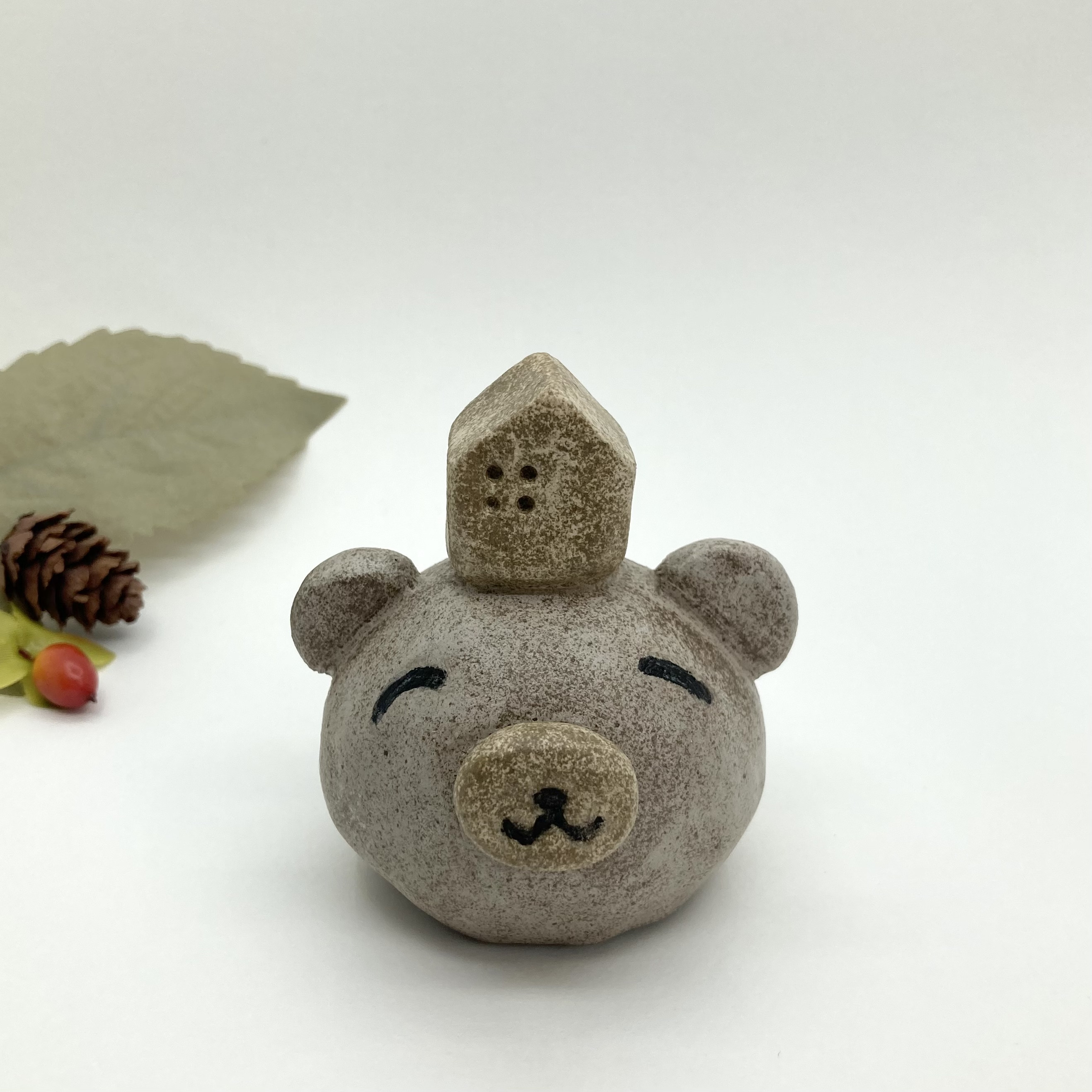 おうちクマのオブジェ 頭にお家をのせたかわいい熊さんの置物