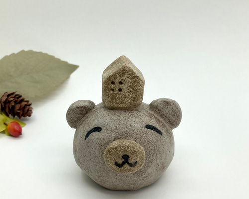 【♥︎】かわいい陶器のクマは、見ていると温かい気持ちになる。 おうちクマのオブジェ 頭にお家をのせたかわいい熊さんの置物