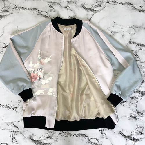 淡いフローラル柄が美しい着物リメイクブルゾン 絹ジャケット 淡いフローラル柄が美しい着物リメイクブルゾン 絹ジャケット