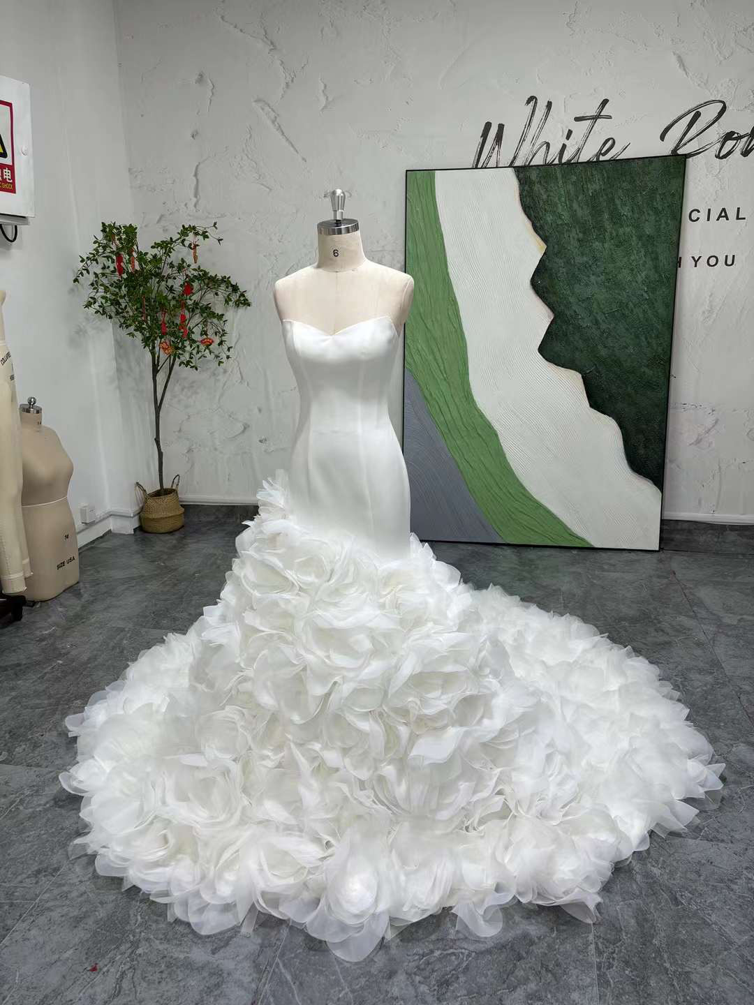 WEB限定！大人気上昇中！お色直し　マーメイドドレス　白　ギャザースカート　華やかなトレーン　お花飾りハートネック編み上