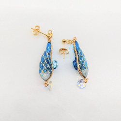 ブルーの羽と薔薇のピアス 3枚目の画像