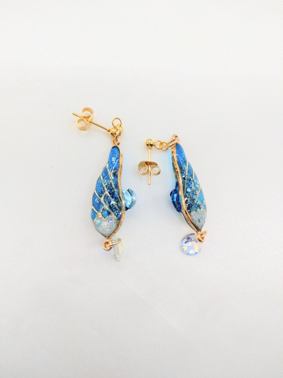 ブルーの羽と薔薇のピアス 3枚目の画像