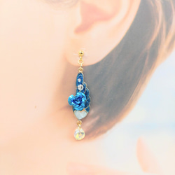 ブルーの羽と薔薇のピアス 2枚目の画像