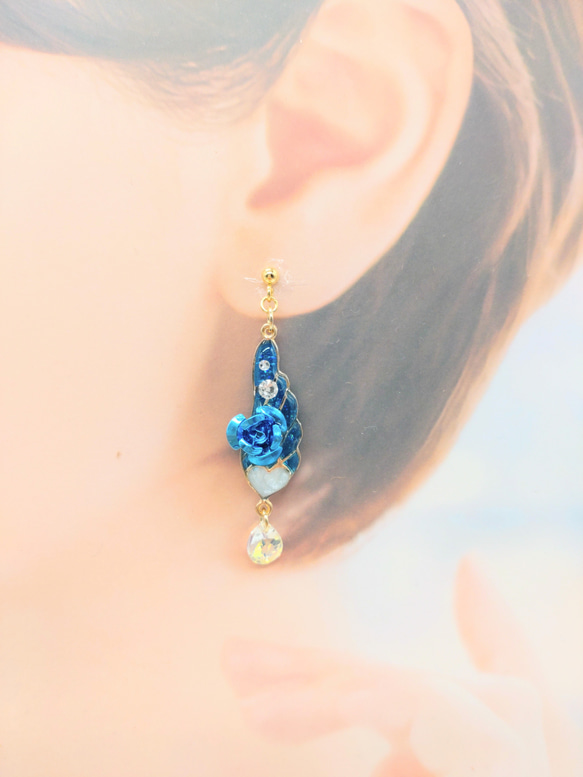 ブルーの羽と薔薇のピアス 2枚目の画像