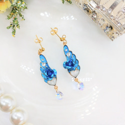 ブルーの羽と薔薇のピアス 1枚目の画像