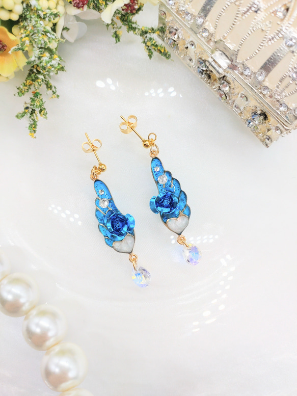 ブルーの羽と薔薇のピアス 1枚目の画像