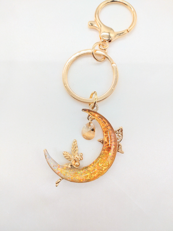 妖精が月に佇むキーホルダー 2枚目の画像