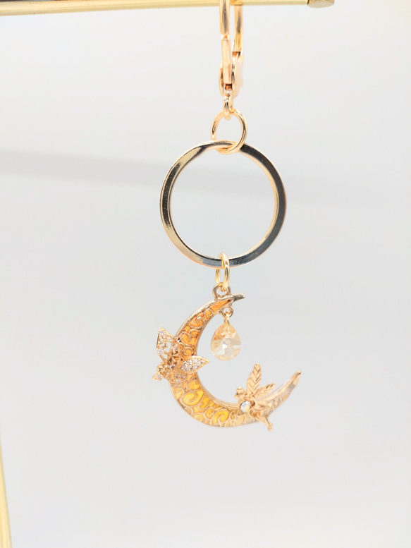 妖精が月に佇むキーホルダー 3枚目の画像