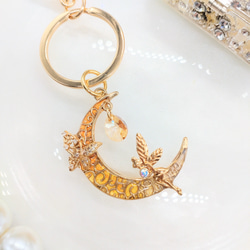 妖精が月に佇むキーホルダー 1枚目の画像