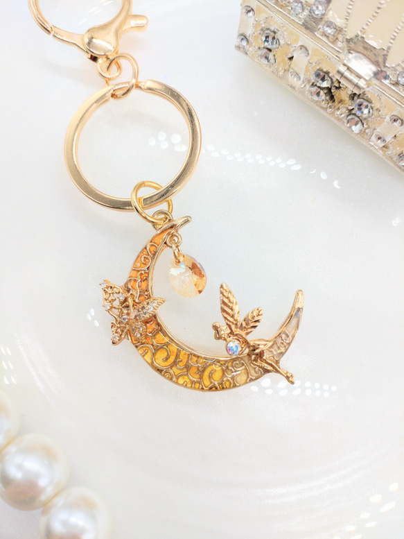 妖精が月に佇むキーホルダー 1枚目の画像