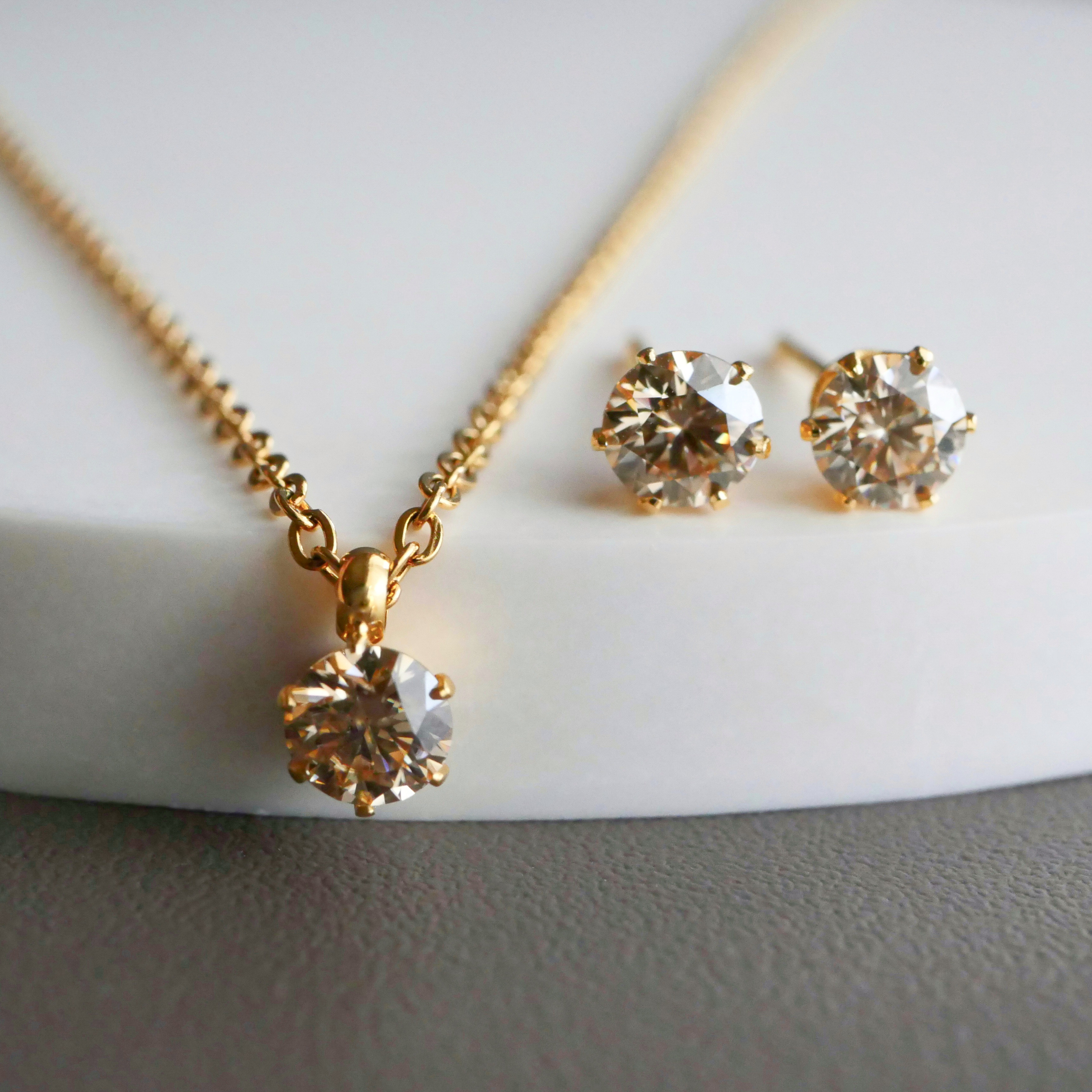 モアサナイトの一粒ピアスとネックレスの2点セット　シャンパンカラー　クリスマス　プレゼント　ギフト