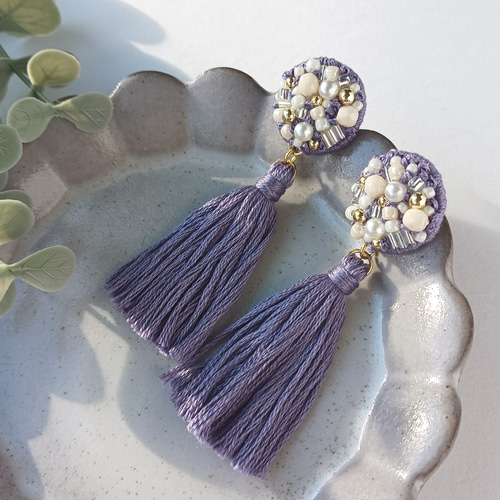 たっぷり ビーズ の まる っと 刺繍 とパープル タッセル の 刺繍 