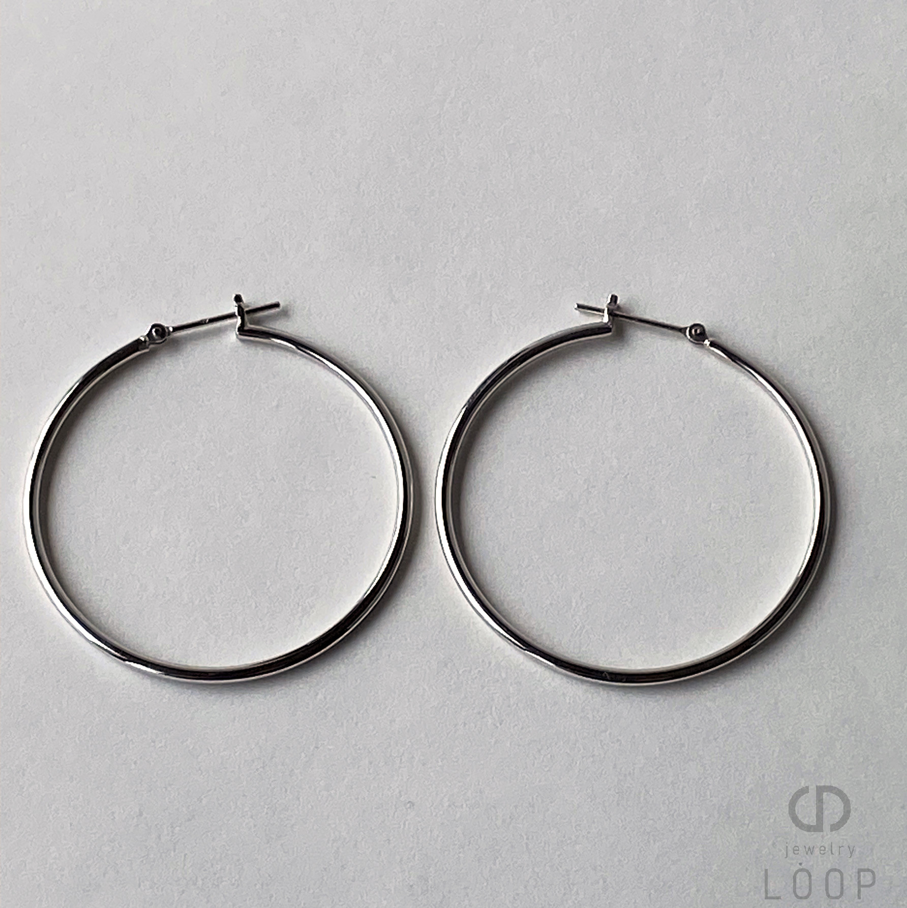 「大きめフープピアス｜余白をまとう、大人のフープ」 シルバー925・ロジウムコーティング