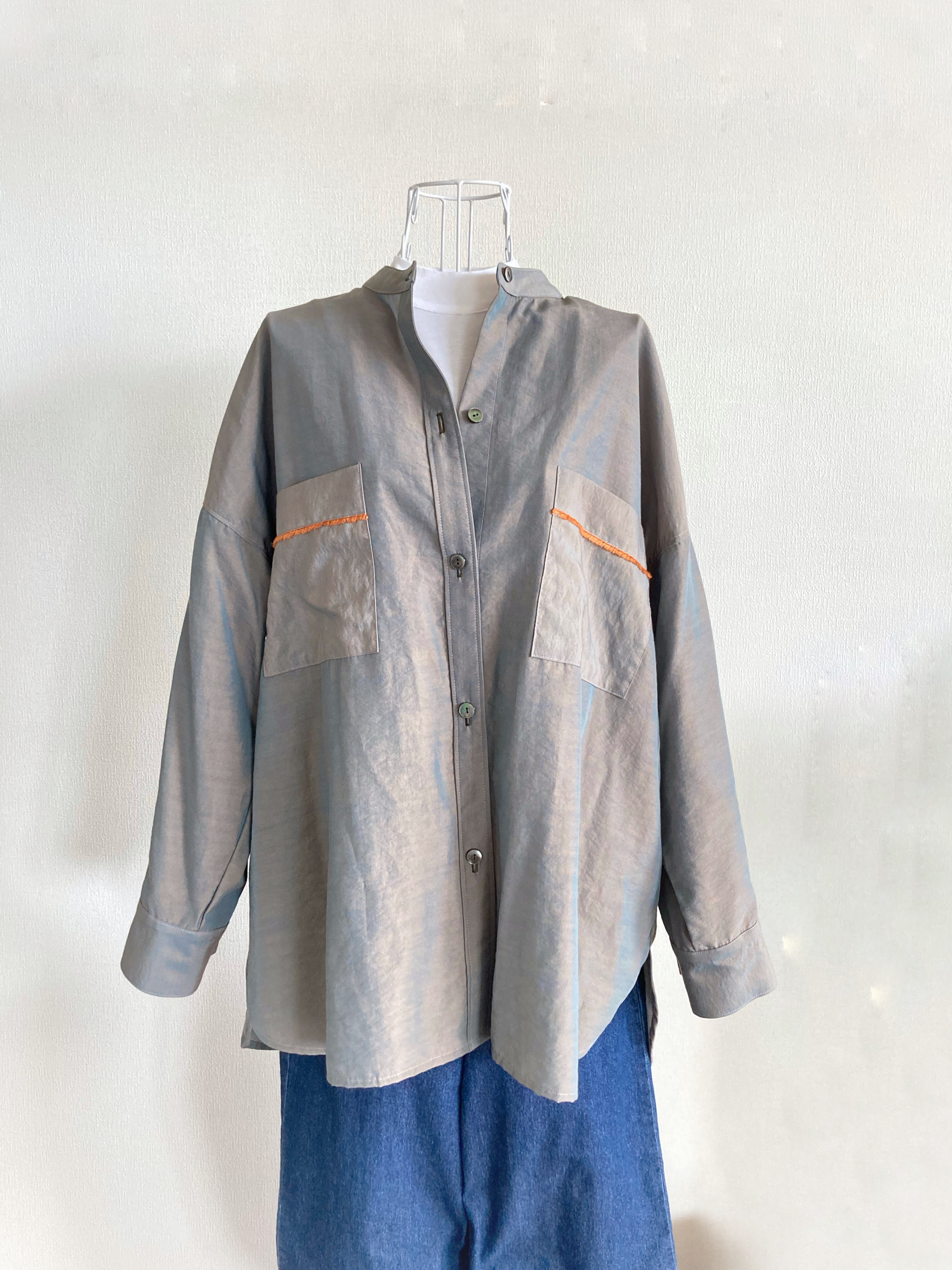 羽織りにもなるゆったりシルエットのシャツ(玉虫色)