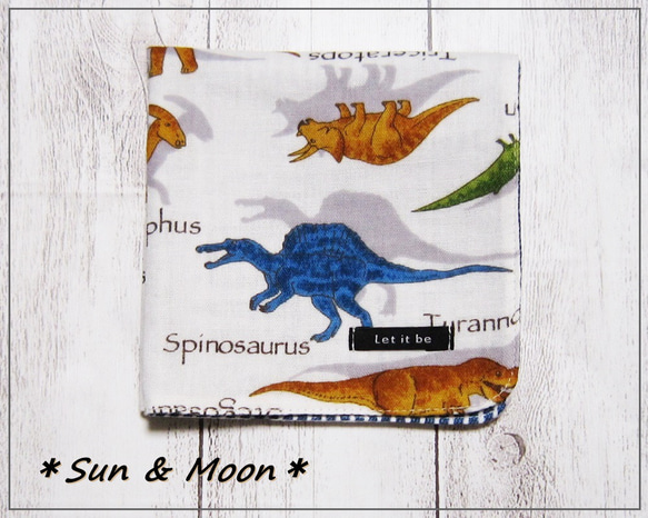 大人のガーゼハンカチ☆恐竜とシルエット（24㎝×24㎝） 1枚目の画像